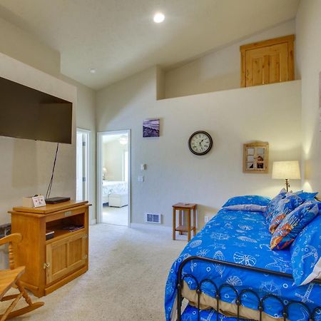 Quiet Waterfront Escape With Hot Tub And Beach Access! Gold Beach Eksteriør billede