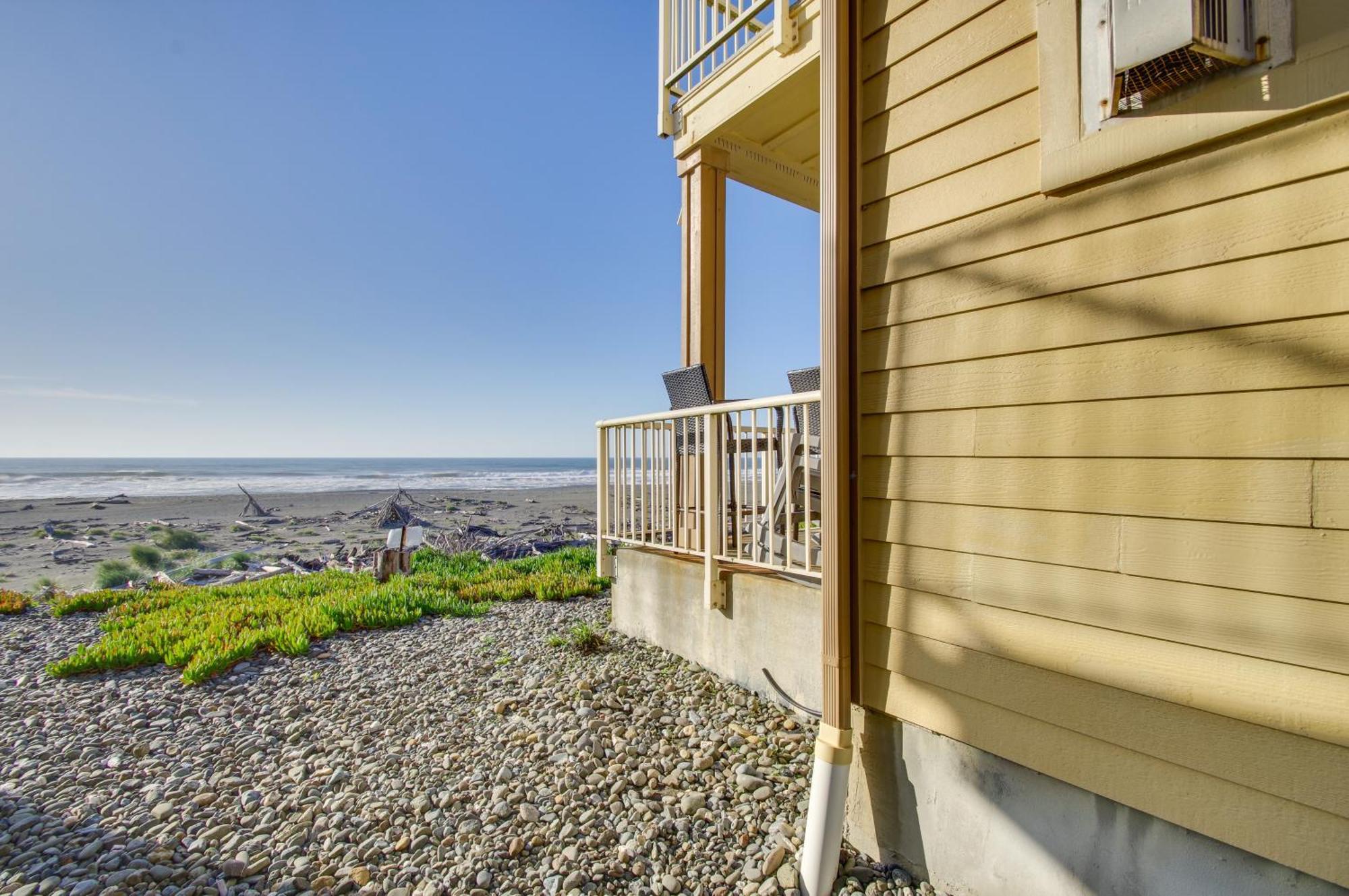 Quiet Waterfront Escape With Hot Tub And Beach Access! Gold Beach Eksteriør billede