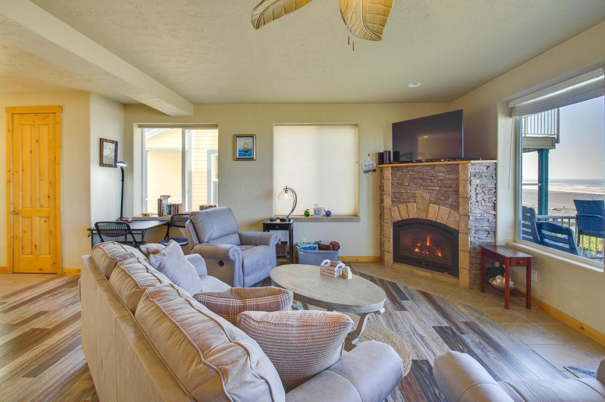 Quiet Waterfront Escape With Hot Tub And Beach Access! Gold Beach Eksteriør billede