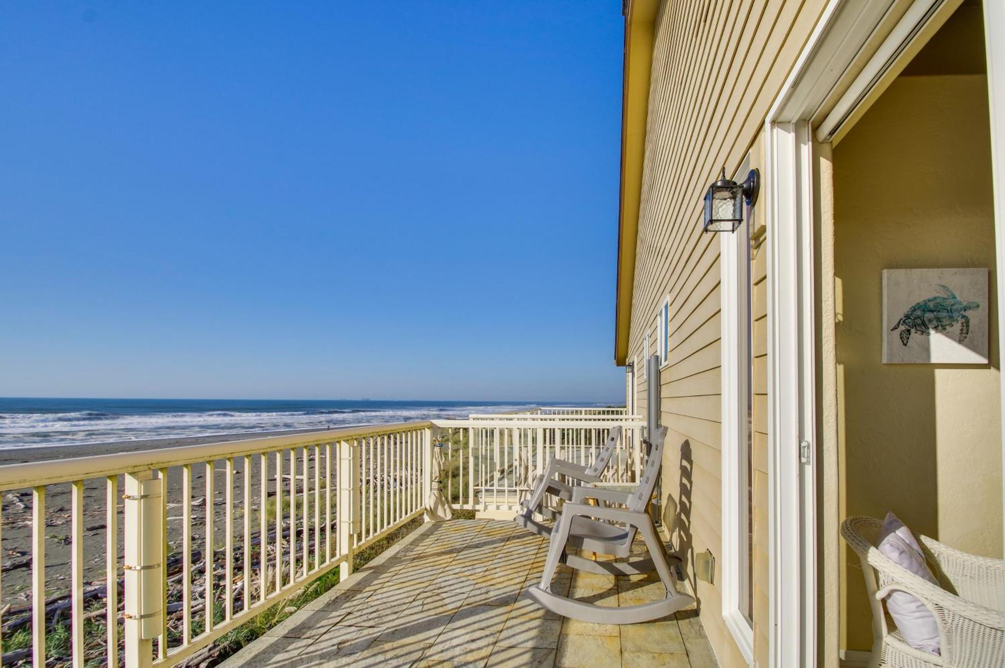 Quiet Waterfront Escape With Hot Tub And Beach Access! Gold Beach Eksteriør billede