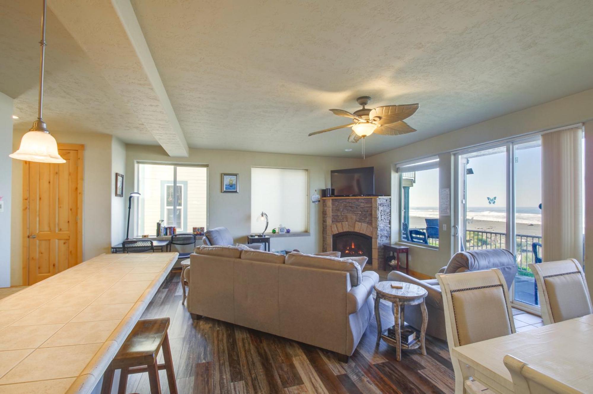 Quiet Waterfront Escape With Hot Tub And Beach Access! Gold Beach Eksteriør billede